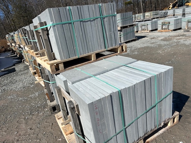 Lot #12: 1 pallet 18"x24"x1.5" Blue Thermal Pattern 2